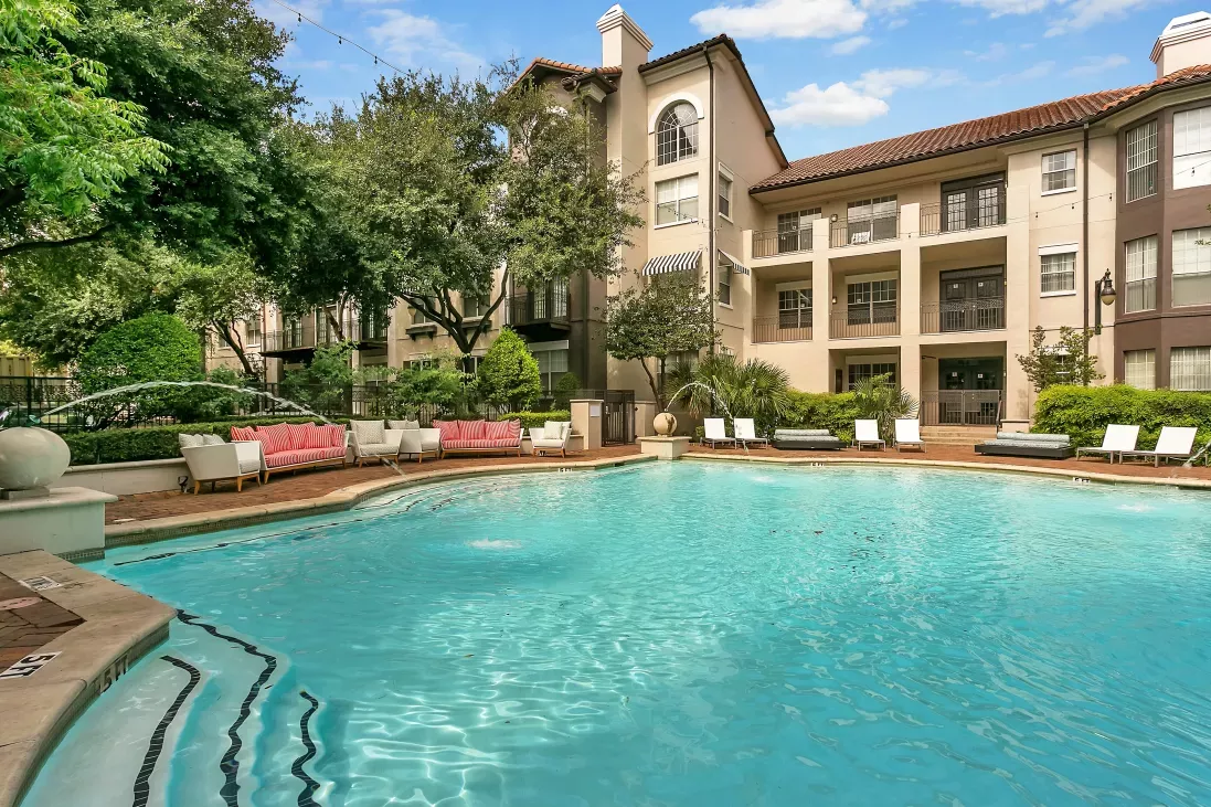 Sparkling, resort-style swimming pool in Irving, Texas. 