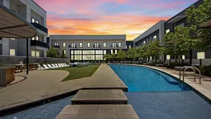 Mezzo_swimming pool twilight luxurious 