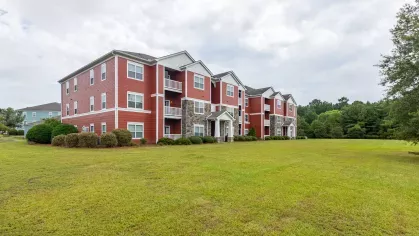 Lucious, greenery surrounding the buildings at Reserve at Mill Creek.