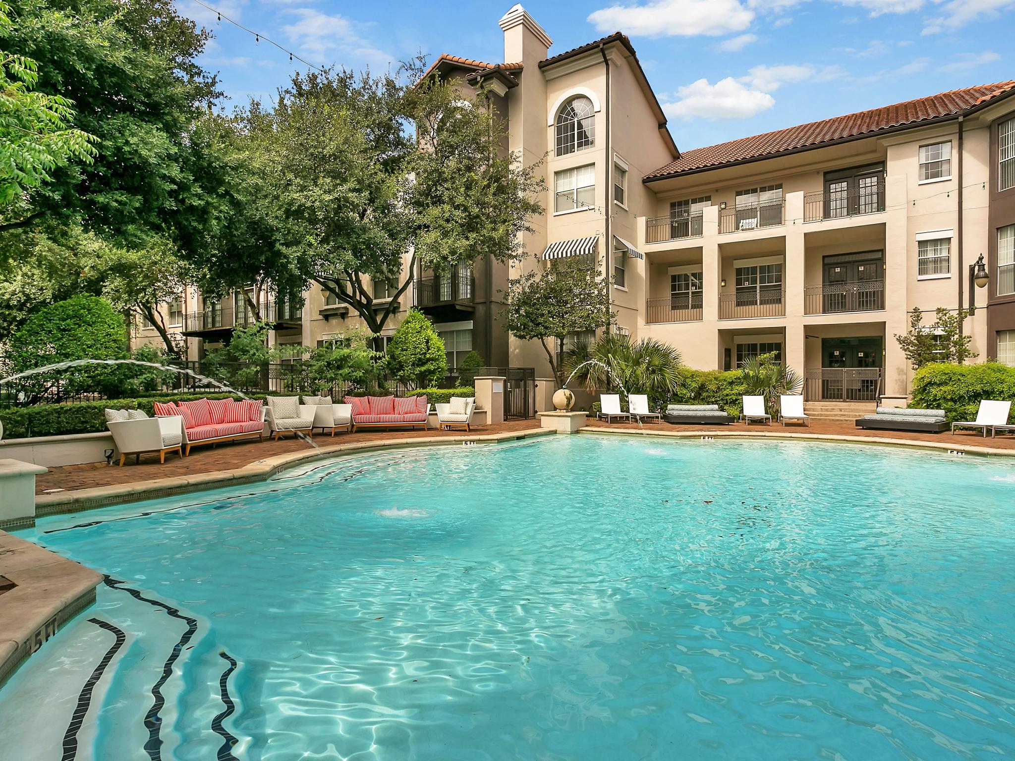 Sparkling, resort-style swimming pool in Irving, Texas. 